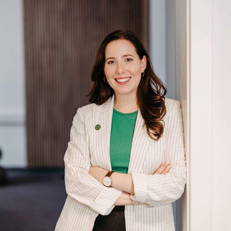 Jan schaut lächelnd zu dir.