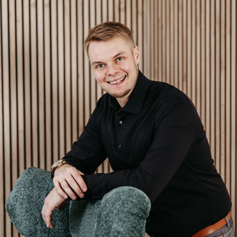 Jan schaut lächelnd zu dir.