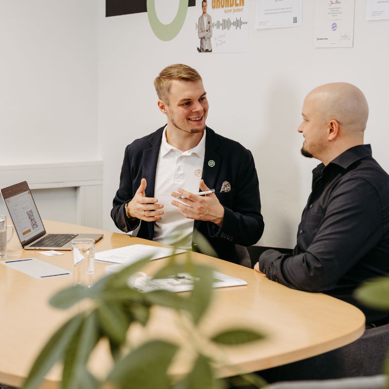 Jan Schüttelt einem Kunden die Hand im Besprechungsraum