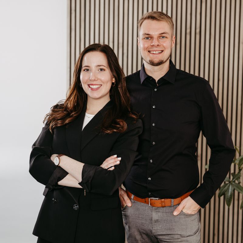 Jan schaut lächelnd zu dir.