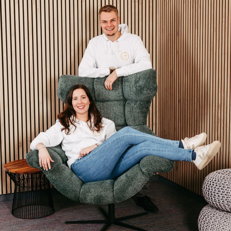 Jan schaut lächelnd zu dir.